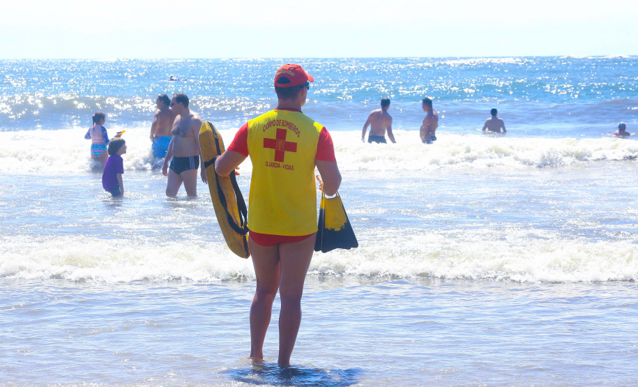 Limpeza das praias, saúde e segurança são destaques na temporada. Mais de 174 toneladas de lixo foram recolhidas nas praias do Paraná pela Sanepar, houve cerca de 700 atendimentos médicos feitos pela equipe da Secretaria da Saúde. Operação Verão, 2018/2019 - Foto: Jaelson Lucas/ANPr