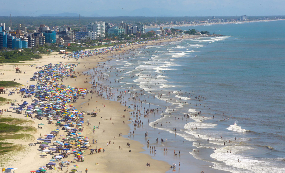 Limpeza das praias, saúde e segurança são destaques na temporada. Mais de 174 toneladas de lixo foram recolhidas nas praias do Paraná pela Sanepar, houve cerca de 700 atendimentos médicos feitos pela equipe da Secretaria da Saúde. Operação Verão, 2018/2019 - Foto: Jaelson Lucas/ANPr