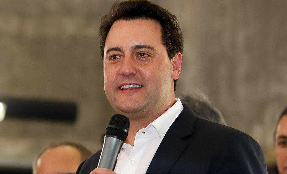 O governador Carlos Massa Ratinho Junior afirmou nesta segunda-feira (7) que, depois de reduzir de 28 para 15 o número de secretarias, o governo está organizando a modernização das autarquias estaduais. Em entrevista à Rádio Paiquerê, de Londrina (Norte), Ratinho Junior disse que o compromisso de sua gestão, assumido ainda em campanha, é modernizar a máquina pública e reduzir as despesas do governo. Curitiba, 07/01/2019 - Foto: Rodrigo Félix Leal