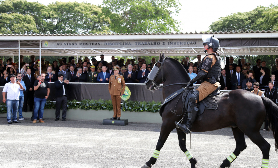 Governador Carlos Massa Ratinho Júnior participa da cerimônia de troca de comando da Polícia Militar do Paraná. O novo camandante-geral é o coronel Péricles de Matos. Ele substitui no cargo a coronel Audilene Dias Rocha. - Curitiba, 08/01/2019 - Foto: José Fernando Ogura/ANPr