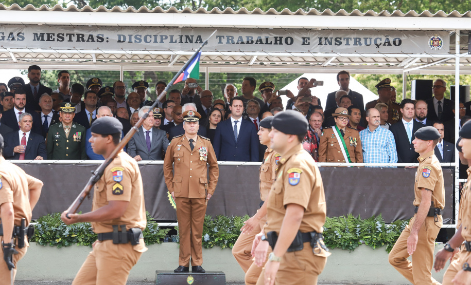 Governador Carlos Massa Ratinho Júnior participa da cerimônia de troca de comando da Polícia Militar do Paraná. O novo camandante-geral é o coronel Péricles de Matos. Ele substitui no cargo a coronel Audilene Dias Rocha. - Curitiba, 08/01/2019 - Foto: Rodrigo Félix Leal