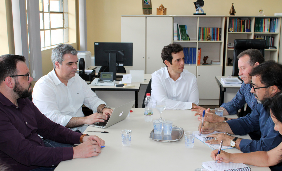 Na primeira reunião entre o secretário da Educação e do Esporte, Renato Feder, e representantes da categoria, foram tratados temas como a distribuição das aulas, a jornada de trabalho, critérios para distribuição de aulas extraordinárias e a hora-atividade. Curitiba, 08/01/2018  -  Foto: Divulgação SEED