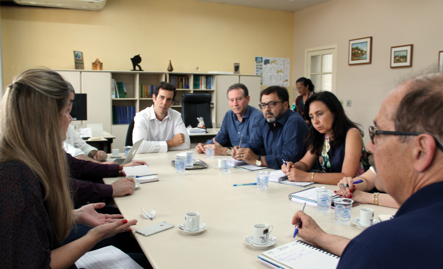 Na primeira reunião entre o secretário da Educação e do Esporte, Renato Feder, e representantes da categoria, foram tratados temas como a distribuição das aulas, a jornada de trabalho, critérios para distribuição de aulas extraordinárias e a hora-atividade. Curitiba, 08/01/2018  -  Foto: Divulgação SEED