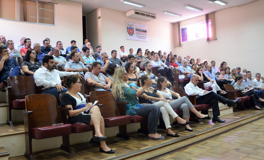 O secretário da Agricultura e do Abastecimento, Norberto Ortigara, deu posse nesta terça-feira (8) à nova diretoria da Agência de Defesa Agropecuária do Paraná (Adapar). O médico veterinário Otamir Cesar Martins assumiu a presidência, em substituição ao também veterinário Inácio Afonso Kroetz que dirigiu a empresa desde 2011, quando foi criada. - Curitiba, 08/01/2019 - Foto: Divulgação SEAB