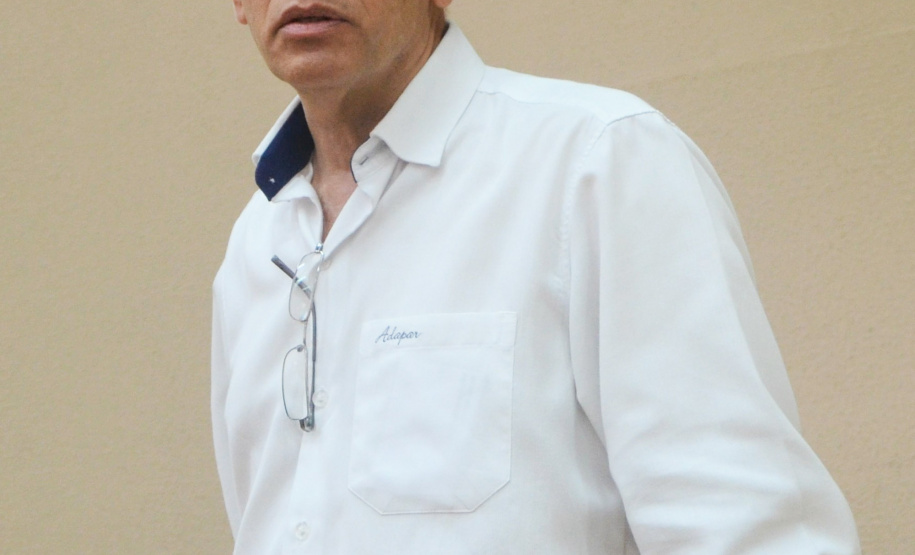 O secretário da Agricultura e do Abastecimento, Norberto Ortigara, deu posse nesta terça-feira (8) à nova diretoria da Agência de Defesa Agropecuária do Paraná (Adapar). O médico veterinário Otamir Cesar Martins assumiu a presidência, em substituição ao também veterinário Inácio Afonso Kroetz que dirigiu a empresa desde 2011, quando foi criada. Na foto, Diretor de Defesa Agropecuária ? Manoel Luiz de Azevedo - Curitiba, 08/01/2019 - Foto: Divulgação SEAB