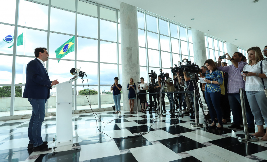 O governador Carlos Massa Ratinho Junior anunciou nesta terça-feira (8) o congelamento do próprio salário, do vice-governador e dos secretários de Estado. Em coletiva de imprensa que antecedeu a segunda reunião da equipe de governo, Ratinho Junior afirmou que o Paraná não vai seguir o aumento salarial dos ministros do Supremo Tribunal Federal (STF), de 16%.  - Curitiba, 08/12/2019  -  Foto: Rodrigo Félix Leal