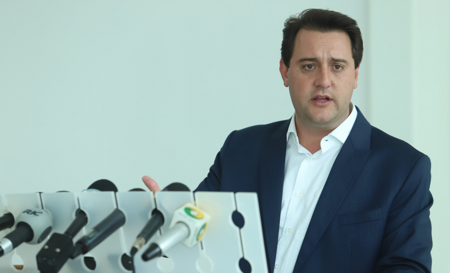 O governador Carlos Massa Ratinho Junior anunciou nesta terça-feira (8) o congelamento do próprio salário, do vice-governador e dos secretários de Estado. Em coletiva de imprensa que antecedeu a segunda reunião da equipe de governo, Ratinho Junior afirmou que o Paraná não vai seguir o aumento salarial dos ministros do Supremo Tribunal Federal (STF), de 16%.  - Curitiba, 08/12/2019  -  Foto: Rodrigo Félix Leal