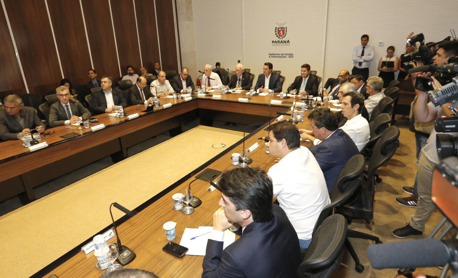 O governador Carlos Massa Ratinho Júnior reuniu-se com seus secretários, nesta terça-feira (08) e anunciou novas medidas administrativas. Curitiba, 08-01-2019.Foto: Arnaldo Alves / ANPr.