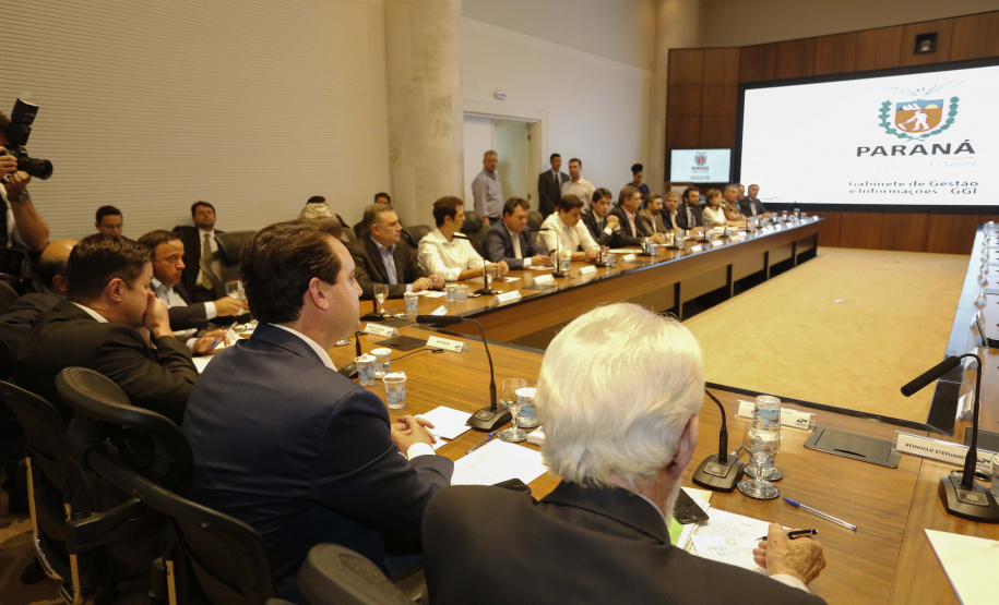 O governador Carlos Massa Ratinho Júnior reuniu-se com seus secretários, nesta terça-feira (08) e anunciou novas medidas administrativas. Curitiba, 08-01-2019.Foto: Arnaldo Alves / ANPr.