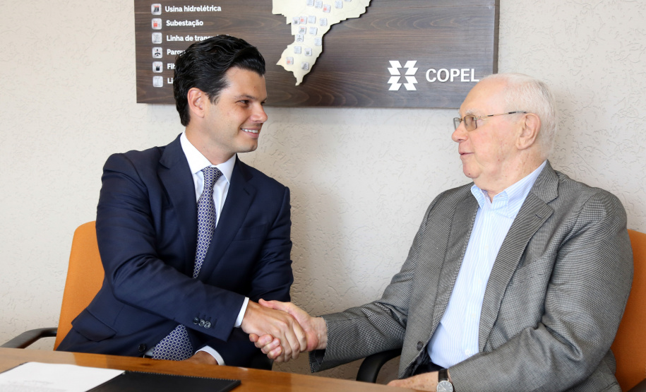 O novo presidente da Copel, Daniel Pimentel Slaviero, assinou nesta terça-feira (8) o termo de posse. Ele foi eleito para o cargo em reunião realizada pelo Conselho de Administração da Copel (CAD), também nesta terça. Além do presidente, outros dois novos diretores assumiram cargos. - Curitiba, 08/01/2019 - Foto: Dani Catisti/Copel