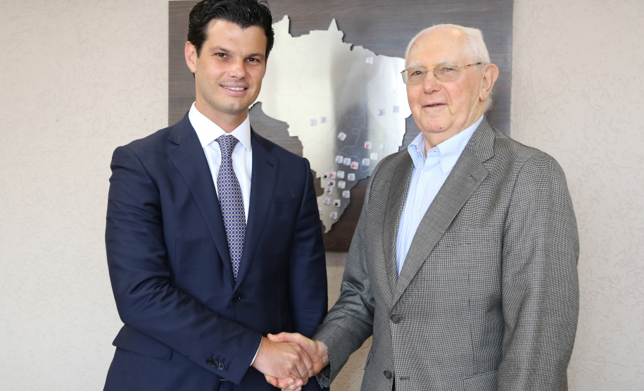 O novo presidente da Copel, Daniel Pimentel Slaviero, assinou nesta terça-feira (8) o termo de posse. Ele foi eleito para o cargo em reunião realizada pelo Conselho de Administração da Copel (CAD), também nesta terça. Além do presidente, outros dois novos diretores assumiram cargos. - Curitiba, 08/01/2019 - Foto: Dani Catisti/Copel