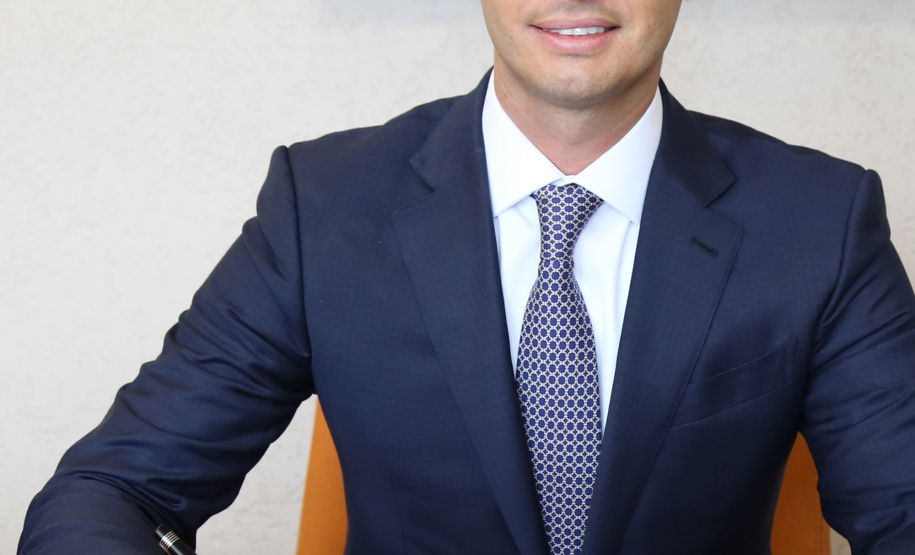 O novo presidente da Copel, Daniel Pimentel Slaviero, assinou nesta terça-feira (8) o termo de posse. Ele foi eleito para o cargo em reunião realizada pelo Conselho de Administração da Copel (CAD), também nesta terça. Além do presidente, outros dois novos diretores assumiram cargos. - Curitiba, 08/01/2019 - Foto: Dani Catisti/Copel