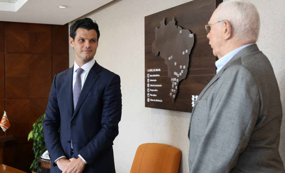 O novo presidente da Copel, Daniel Pimentel Slaviero, assinou nesta terça-feira (8) o termo de posse. Ele foi eleito para o cargo em reunião realizada pelo Conselho de Administração da Copel (CAD), também nesta terça. Além do presidente, outros dois novos diretores assumiram cargos. - Curitiba, 08/01/2019 - Foto: Dani Catisti/Copel