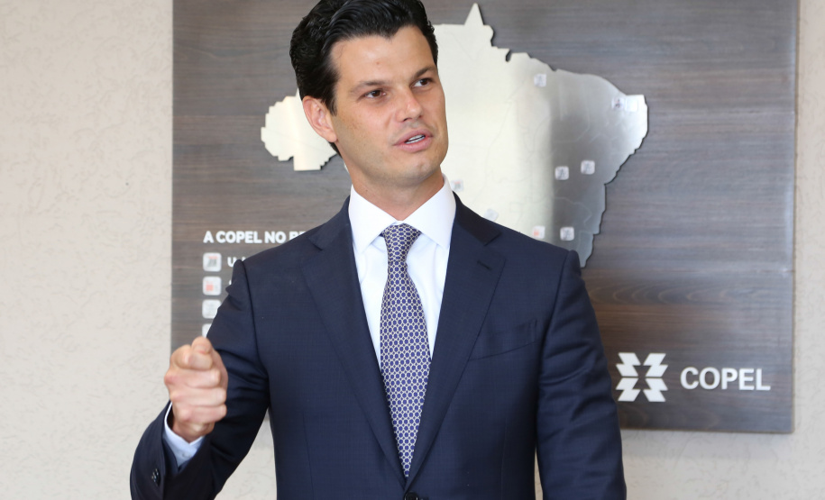 O novo presidente da Copel, Daniel Pimentel Slaviero, assinou nesta terça-feira (8) o termo de posse. Ele foi eleito para o cargo em reunião realizada pelo Conselho de Administração da Copel (CAD), também nesta terça. Além do presidente, outros dois novos diretores assumiram cargos. - Curitiba, 08/01/2019 - Foto: Dani Catisti/Copel