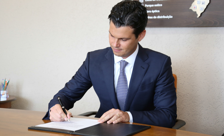 O novo presidente da Copel, Daniel Pimentel Slaviero, assinou nesta terça-feira (8) o termo de posse. Ele foi eleito para o cargo em reunião realizada pelo Conselho de Administração da Copel (CAD), também nesta terça. Além do presidente, outros dois novos diretores assumiram cargos. - Curitiba, 08/01/2019 - Foto: Dani Catisti/Copel