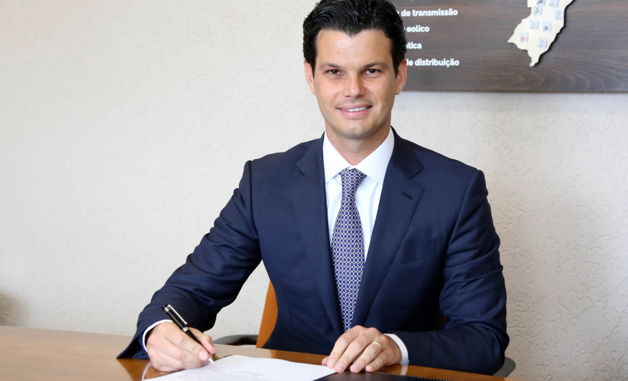 O novo presidente da Copel, Daniel Pimentel Slaviero, assinou nesta terça-feira (8) o termo de posse. Ele foi eleito para o cargo em reunião realizada pelo Conselho de Administração da Copel (CAD), também nesta terça. Além do presidente, outros dois novos diretores assumiram cargos. - Curitiba, 08/01/2019 - Foto: Dani Catisti/Copel