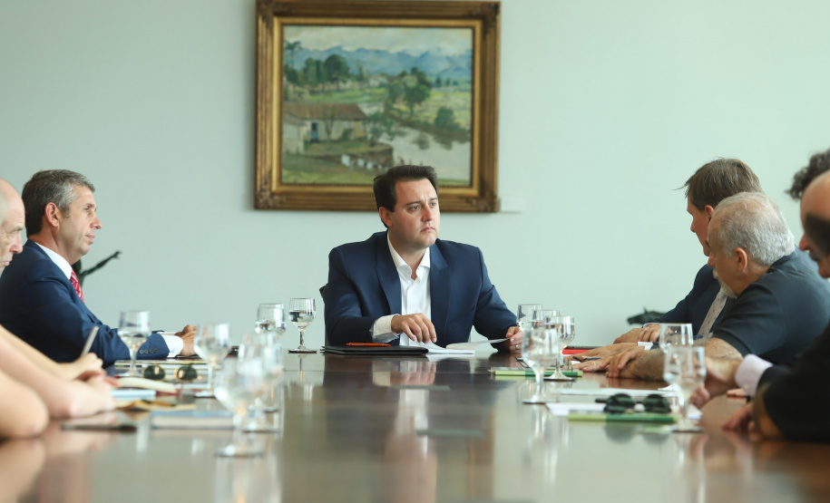 O governador Carlos Massa Ratinho Junior se reuniu nessa terça-feira (8) com a equipe que vai compor a Secretaria de Estado de Desenvolvimento Ambiental e Turismo.  -  Curitiba, 08/01/2018  -  Foto: Rodrigo Félix Leal