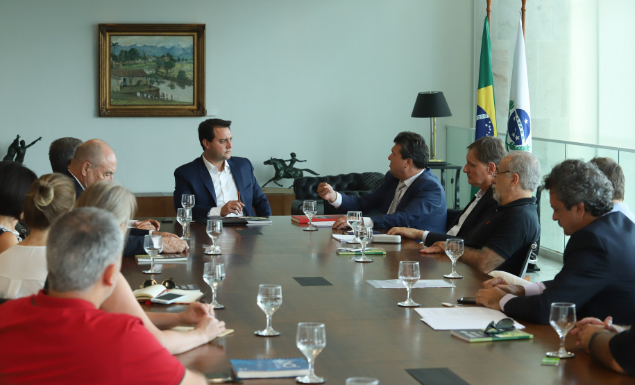 O governador Carlos Massa Ratinho Junior se reuniu nessa terça-feira (8) com a equipe que vai compor a Secretaria de Estado de Desenvolvimento Ambiental e Turismo.  -  Curitiba, 08/01/2018  -  Foto: Rodrigo Félix Leal