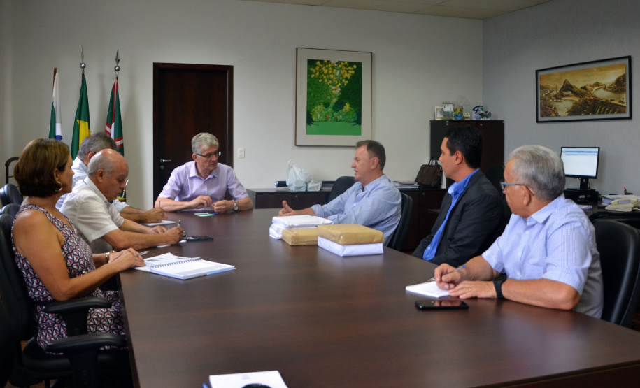 O secretário da Agricultura e do Abastecimento, Norberto Ortigara, recebeu nesta quarta-feira (09) os dirigentes da Coopavel, que está promovendo o 31ºShow Rural 2019, o maior evento de tecnologia direcionado ao Agronegócio, no Paraná. O diretor da Coopavel, engenheiro agrônomo Rogério Rizzard apresentou os temas que estarão presentes este ano, que terá como principal novidade o Show Rural Digital.  -  Curitiba, 19/01/2019  -  Foto: Divulgação SEAB
