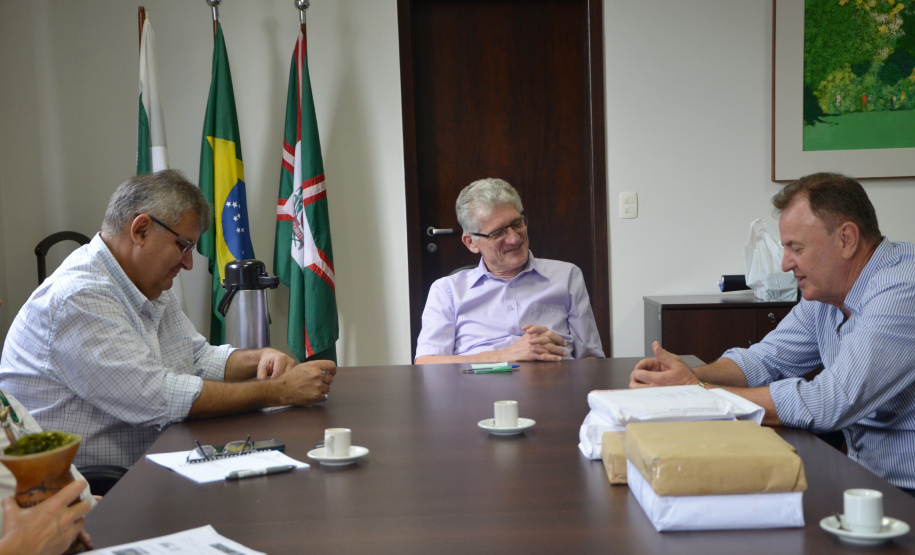 O secretário da Agricultura e do Abastecimento, Norberto Ortigara, recebeu nesta quarta-feira (09) os dirigentes da Coopavel, que está promovendo o 31ºShow Rural 2019, o maior evento de tecnologia direcionado ao Agronegócio, no Paraná. O diretor da Coopavel, engenheiro agrônomo Rogério Rizzard apresentou os temas que estarão presentes este ano, que terá como principal novidade o Show Rural Digital.  -  Curitiba, 19/01/2019  -  Foto: Divulgação SEAB