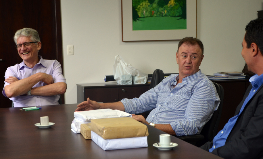 O secretário da Agricultura e do Abastecimento, Norberto Ortigara, recebeu nesta quarta-feira (09) os dirigentes da Coopavel, que está promovendo o 31ºShow Rural 2019, o maior evento de tecnologia direcionado ao Agronegócio, no Paraná. O diretor da Coopavel, engenheiro agrônomo Rogério Rizzard apresentou os temas que estarão presentes este ano, que terá como principal novidade o Show Rural Digital.  -  Curitiba, 19/01/2019  -  Foto: Divulgação SEAB