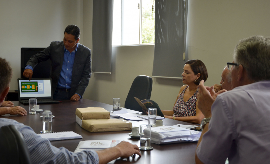 O secretário da Agricultura e do Abastecimento, Norberto Ortigara, recebeu nesta quarta-feira (09) os dirigentes da Coopavel, que está promovendo o 31ºShow Rural 2019, o maior evento de tecnologia direcionado ao Agronegócio, no Paraná. O diretor da Coopavel, engenheiro agrônomo Rogério Rizzard apresentou os temas que estarão presentes este ano, que terá como principal novidade o Show Rural Digital.  -  Curitiba, 19/01/2019  -  Foto: Divulgação SEAB