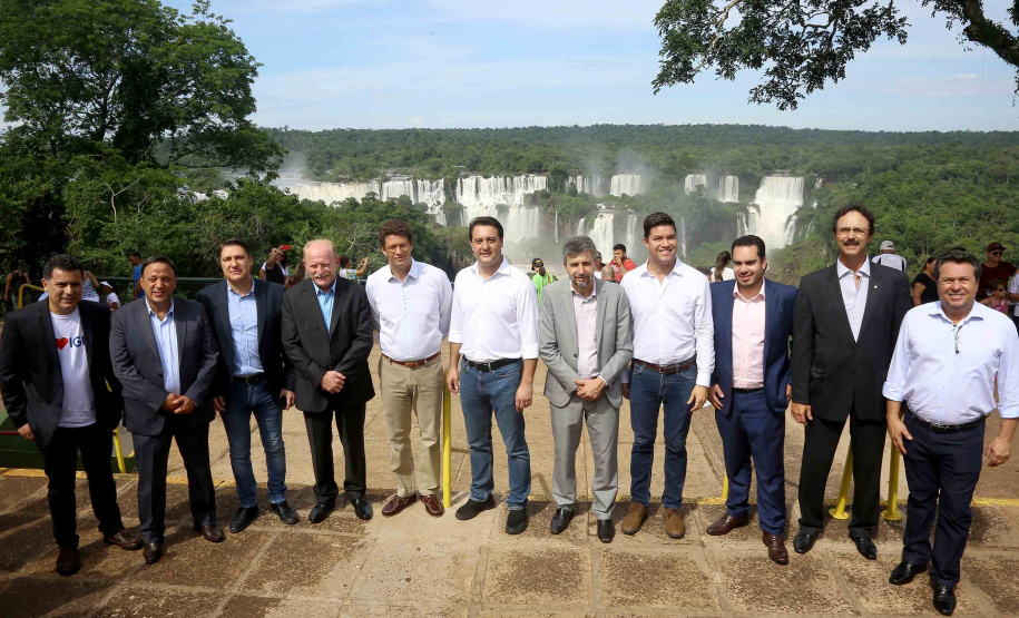 O governador Carlos Massa Ratinho Junior participou nesta quinta-feira (10), em Foz do Iguaçu, da solenidade em comemoração aos 80 anos do Parque Nacional do Iguaçu. Considerado uma das mais belas reservas ecológicas do mundo, o Parque Nacional do Iguaçu tem 225 mil hectares e é reconhecido pela Unesco como Patrimônio Natural da Humanidade. Foz do Iguaçu,10/01/2018 Foto:Jaelson Lucas / ANPr