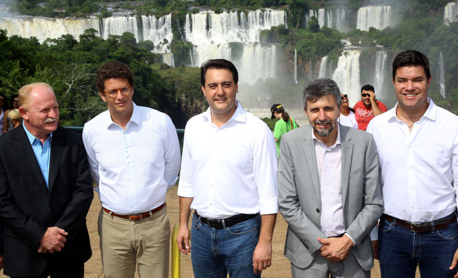 O governador Carlos Massa Ratinho Junior participou nesta quinta-feira (10), em Foz do Iguaçu, da solenidade em comemoração aos 80 anos do Parque Nacional do Iguaçu. Considerado uma das mais belas reservas ecológicas do mundo, o Parque Nacional do Iguaçu tem 225 mil hectares e é reconhecido pela Unesco como Patrimônio Natural da Humanidade. Foz do Iguaçu,10/01/2018 Foto:Jaelson Lucas / ANPr