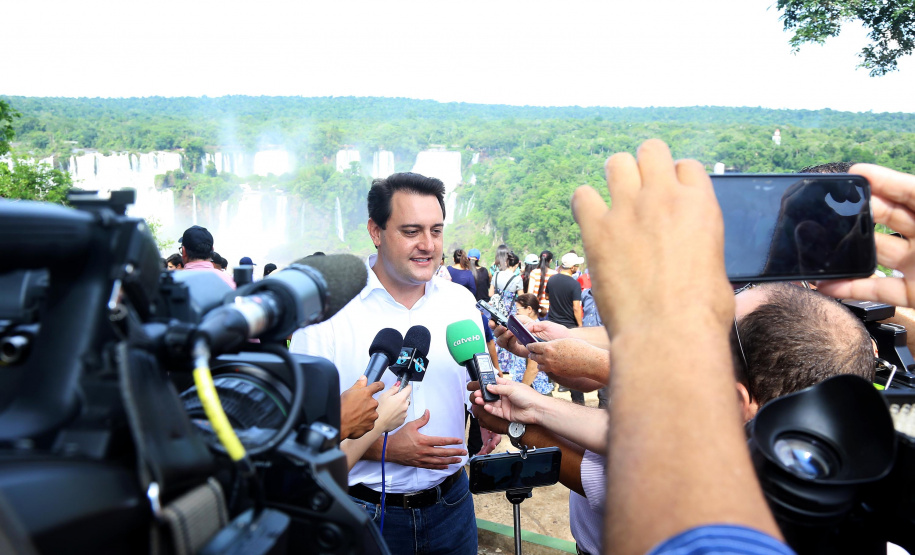 O governador Carlos Massa Ratinho Junior participou nesta quinta-feira (10), em Foz do Iguaçu, da solenidade em comemoração aos 80 anos do Parque Nacional do Iguaçu. Considerado uma das mais belas reservas ecológicas do mundo, o Parque Nacional do Iguaçu tem 225 mil hectares e é reconhecido pela Unesco como Patrimônio Natural da Humanidade. Foz do Iguaçu,10/01/2018 Foto:Jaelson Lucas / ANPr