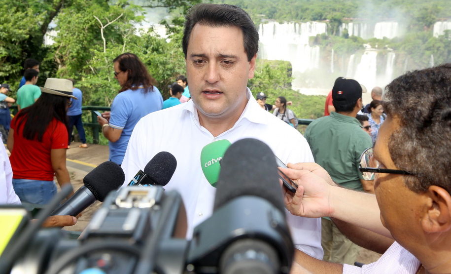 O governador Carlos Massa Ratinho Junior participou nesta quinta-feira (10), em Foz do Iguaçu, da solenidade em comemoração aos 80 anos do Parque Nacional do Iguaçu. Considerado uma das mais belas reservas ecológicas do mundo, o Parque Nacional do Iguaçu tem 225 mil hectares e é reconhecido pela Unesco como Patrimônio Natural da Humanidade. Foz do Iguaçu,10/01/2018 Foto:Jaelson Lucas / ANPr
