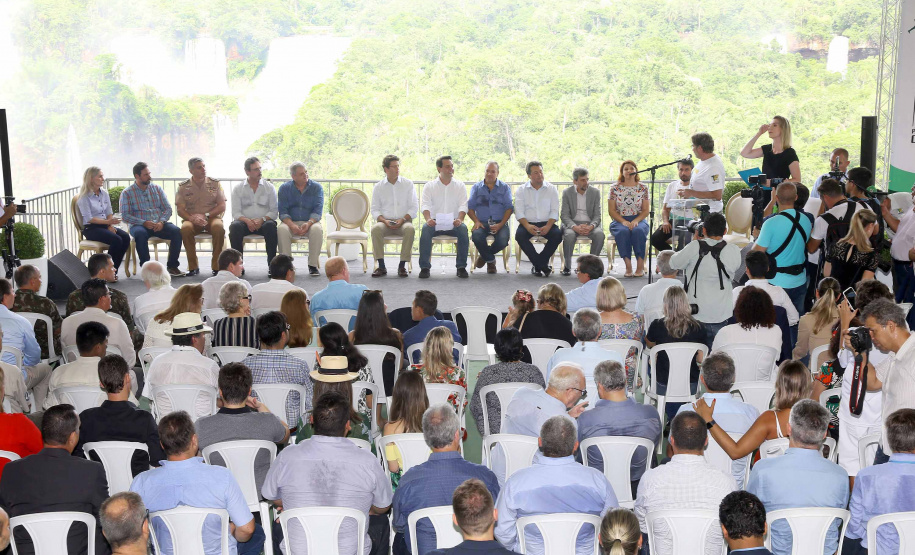 O governador Carlos Massa Ratinho Junior participou nesta quinta-feira (10), em Foz do Iguaçu, da solenidade em comemoração aos 80 anos do Parque Nacional do Iguaçu. Considerado uma das mais belas reservas ecológicas do mundo, o Parque Nacional do Iguaçu tem 225 mil hectares e é reconhecido pela Unesco como Patrimônio Natural da Humanidade. Foz do Iguaçu,10/01/2018 Foto:Jaelson Lucas / ANPr