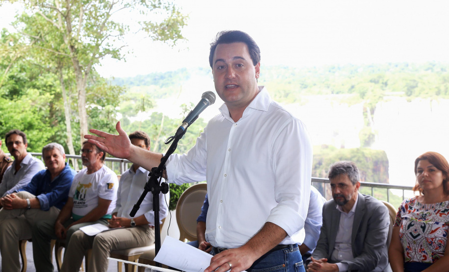 O governador Carlos Massa Ratinho Junior participou nesta quinta-feira (10), em Foz do Iguaçu, da solenidade em comemoração aos 80 anos do Parque Nacional do Iguaçu. Considerado uma das mais belas reservas ecológicas do mundo, o Parque Nacional do Iguaçu tem 225 mil hectares e é reconhecido pela Unesco como Patrimônio Natural da Humanidade. Foz do Iguaçu,10/01/2018 Foto:Jaelson Lucas / ANPr