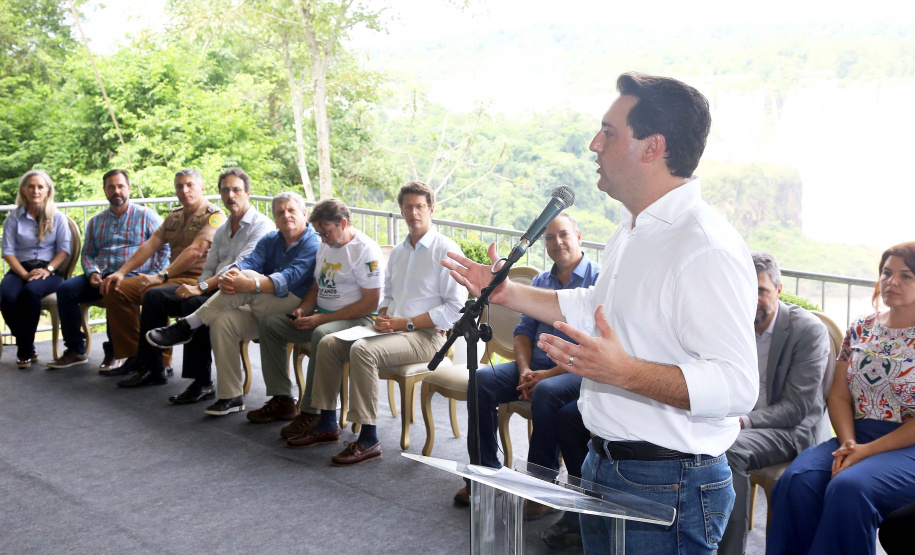 O governador Carlos Massa Ratinho Junior participou nesta quinta-feira (10), em Foz do Iguaçu, da solenidade em comemoração aos 80 anos do Parque Nacional do Iguaçu. Considerado uma das mais belas reservas ecológicas do mundo, o Parque Nacional do Iguaçu tem 225 mil hectares e é reconhecido pela Unesco como Patrimônio Natural da Humanidade. Foz do Iguaçu,10/01/2018 Foto:Jaelson Lucas / ANPr