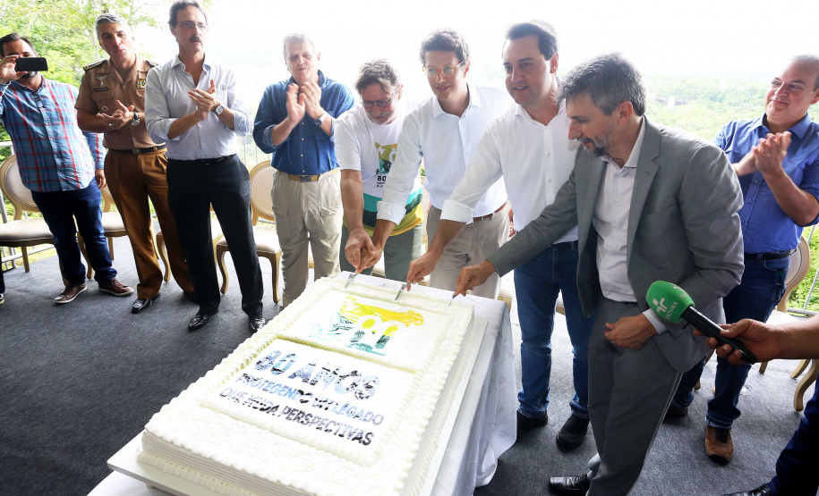 O governador Carlos Massa Ratinho Junior participou nesta quinta-feira (10), em Foz do Iguaçu, da solenidade em comemoração aos 80 anos do Parque Nacional do Iguaçu. Considerado uma das mais belas reservas ecológicas do mundo, o Parque Nacional do Iguaçu tem 225 mil hectares e é reconhecido pela Unesco como Patrimônio Natural da Humanidade. Foz do Iguaçu,10/01/2018 Foto:Jaelson Lucas / ANPr