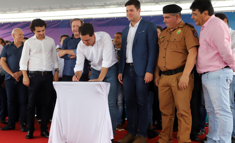 O governador Carlos Massa Ratinho Junior assinou nesta quinta-feira (10) o decreto que autoriza a implantação de um colégio da Polícia Militar do Paraná em Pato Branco. O decreto foi assinado na solenidade de inauguração do aeroporto municipal. A escola ficará na estrutura do Colégio La Salle, localizado em uma área central da cidade. - Pato Branco, 10/01/2019 - Foto: José Fernando Ogura/ANPr