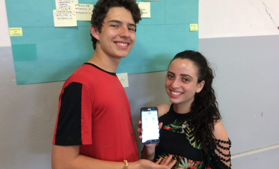 Um aplicativo que possibilite ter na palma da mão, gratuitamente, centenas de livros didáticos e de literatura de domínio público. Esse foi o projeto desenvolvido por estudantes do Colégio Estadual Primo Manfrinato, em Cianorte (no Noroeste do Paraná) como trabalho final das aulas de Educação Empreendedora oferecidas pela Secretaria de Estado da Educação e do Esporte em parceria com o Sebrae Paraná. - Foto: Emerson Tolentino