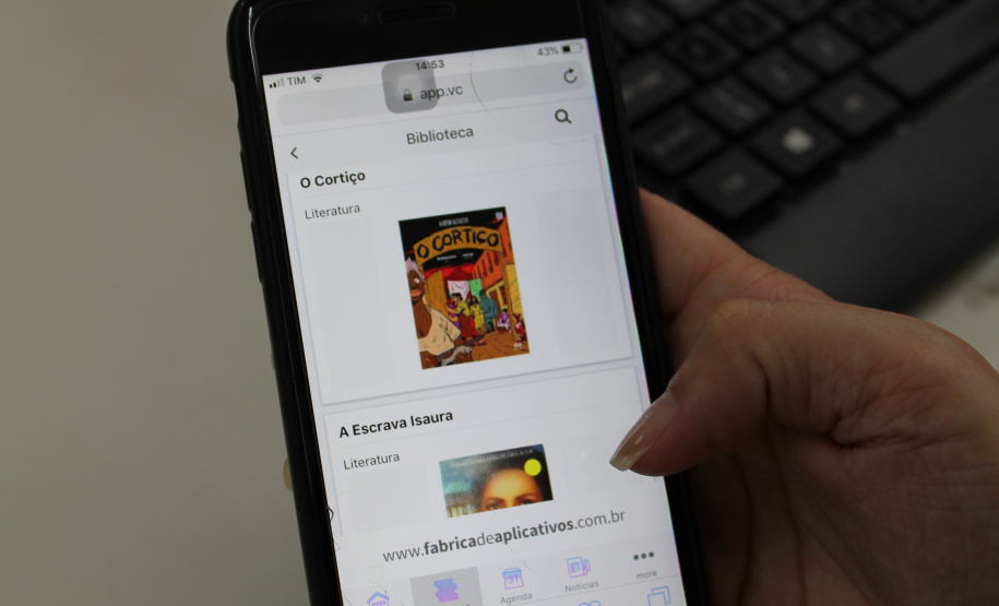 Um aplicativo que possibilite ter na palma da mão, gratuitamente, centenas de livros didáticos e de literatura de domínio público. Esse foi o projeto desenvolvido por estudantes do Colégio Estadual Primo Manfrinato, em Cianorte (no Noroeste do Paraná) como trabalho final das aulas de Educação Empreendedora oferecidas pela Secretaria de Estado da Educação e do Esporte em parceria com o Sebrae Paraná. - Foto: Fernandor de Jesus/SEED