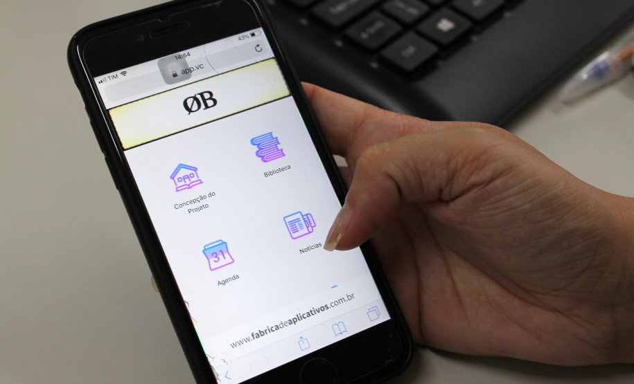 Um aplicativo que possibilite ter na palma da mão, gratuitamente, centenas de livros didáticos e de literatura de domínio público. Esse foi o projeto desenvolvido por estudantes do Colégio Estadual Primo Manfrinato, em Cianorte (no Noroeste do Paraná) como trabalho final das aulas de Educação Empreendedora oferecidas pela Secretaria de Estado da Educação e do Esporte em parceria com o Sebrae Paraná. - Foto: Fernandor de Jesus/SEED