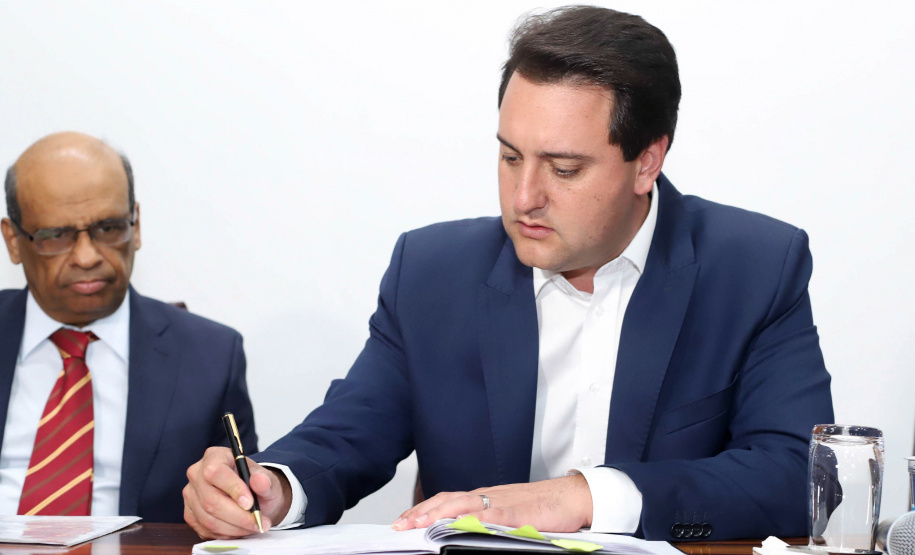 O governaador Carlos Massa Ratinho Júnior, participa da posse do secretário de Estado da Fazenda, Renê de Oliveira Garcia Junior. Foto: Rodrigo Félix Leal