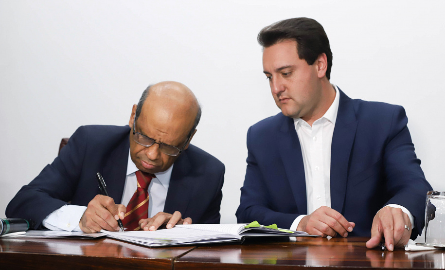 O governaador Carlos Massa Ratinho Júnior, participa da posse do secretário de Estado da Fazenda, Renê de Oliveira Garcia Junior. Foto: Rodrigo Félix Leal