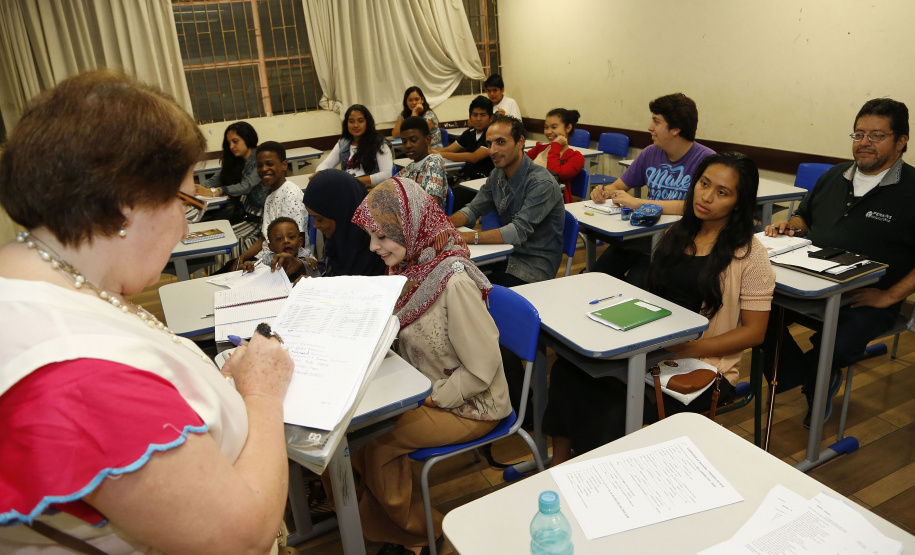 Estão abertas até 18 de janeiro as matrículas para os cursos do Centro de Línguas Estrangeiras Modernas (Celem) da Secretaria de Estado da Educação do Paraná. São ofertadas nas escolas estaduais aulas de Alemão, Espanhol, Francês, Inglês, Italiano, Japonês, Mandarim, Polonês e Ucraniano, além de Língua Brasileira de Sinais (Libras) para ouvintes e de Português para Falantes de Outras Línguas. As aulas começam em fevereiro. - . Foto: Hedeson Alves