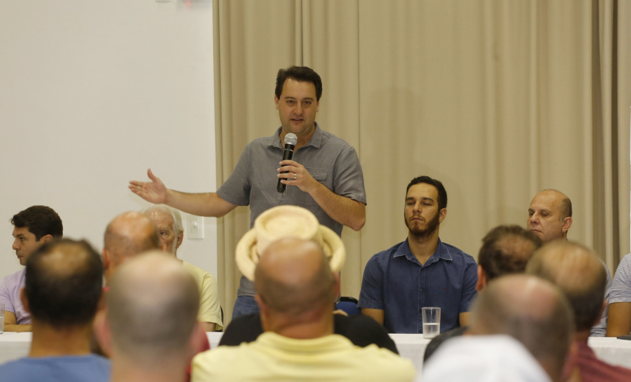 O Litoral do Paraná vai ganhar um calendário turístico, que começará a ser elaborado pelo Governo do Estado ainda neste ano, após o Carnaval. O anúncio foi feito pelo governador Carlos Massa Ratinho Junior, durante reunião com os prefeitos do Litoral, neste sábado (12), em Matinhos. Matinhos, 12-01-19.Foto: Arnaldo Alves / ANPr.