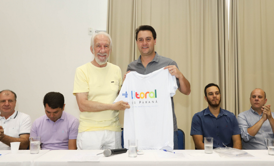 O Litoral do Paraná vai ganhar um calendário turístico, que começará a ser elaborado pelo Governo do Estado ainda neste ano, após o Carnaval. O anúncio foi feito pelo governador Carlos Massa Ratinho Junior, durante reunião com os prefeitos do Litoral, neste sábado (12), em Matinhos. Matinhos, 12-01-19.Foto:Rodrigo Felix Leal / ANPr.