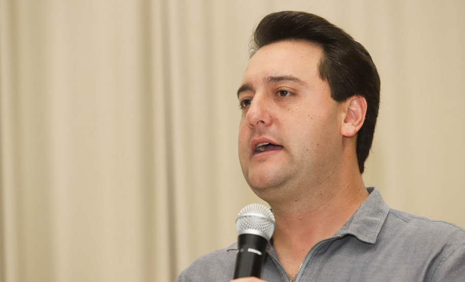 O Litoral do Paraná vai ganhar um calendário turístico, que começará a ser elaborado pelo Governo do Estado ainda neste ano, após o Carnaval. O anúncio foi feito pelo governador Carlos Massa Ratinho Junior, durante reunião com os prefeitos do Litoral, neste sábado (12), em Matinhos. Matinhos, 12-01-19.Foto:Rodrigo Felix Leal / ANPr.