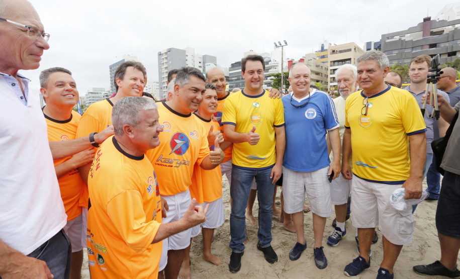O governador Carlos Massa Ratinho Junior, caminhou na Orla de Matinhos e participou do lançamento das atividades esportivas na Operação Verão Paraná, com o Jogo dos Atletas, na arena multiuso. Foto: Arnaldo Alves / ANPr.