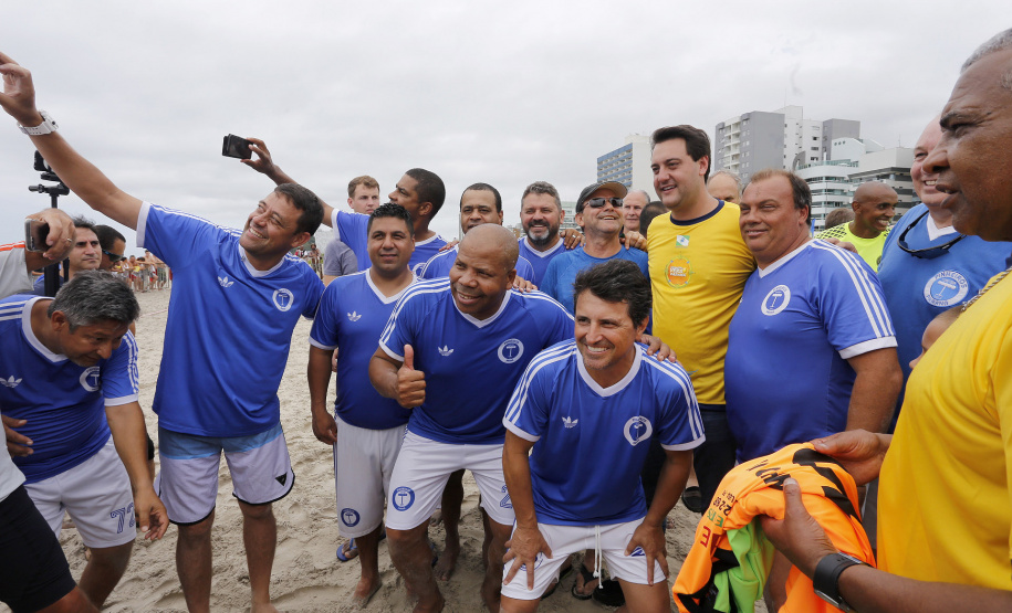 O governador Carlos Massa Ratinho Junior, caminhou na Orla de Matinhos e participou do lançamento das atividades esportivas na Operação Verão Paraná, com o Jogo dos Atletas, na arena multiuso. Foto: Arnaldo Alves / ANPr.