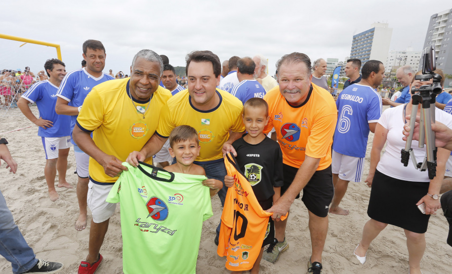 O governador Carlos Massa Ratinho Junior, caminhou na Orla de Matinhos e participou do lançamento das atividades esportivas na Operação Verão Paraná, com o Jogo dos Atletas, na arena multiuso. Foto: Arnaldo Alves / ANPr.