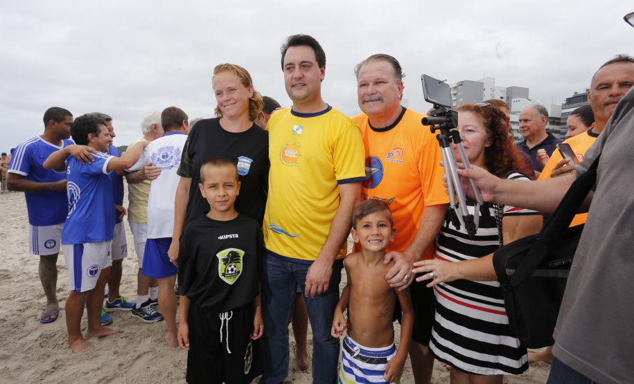 O governador Carlos Massa Ratinho Junior, caminhou na Orla de Matinhos e participou do lançamento das atividades esportivas na Operação Verão Paraná, com o Jogo dos Atletas, na arena multiuso. Foto: Arnaldo Alves / ANPr.