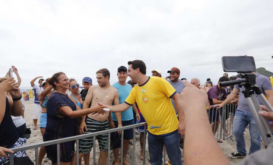 O governador Carlos Massa Ratinho Junior, caminhou na Orla de Matinhos e participou do lançamento das atividades esportivas na Operação Verão Paraná, com o Jogo dos Atletas, na arena multiuso. Foto: Arnaldo Alves / ANPr.