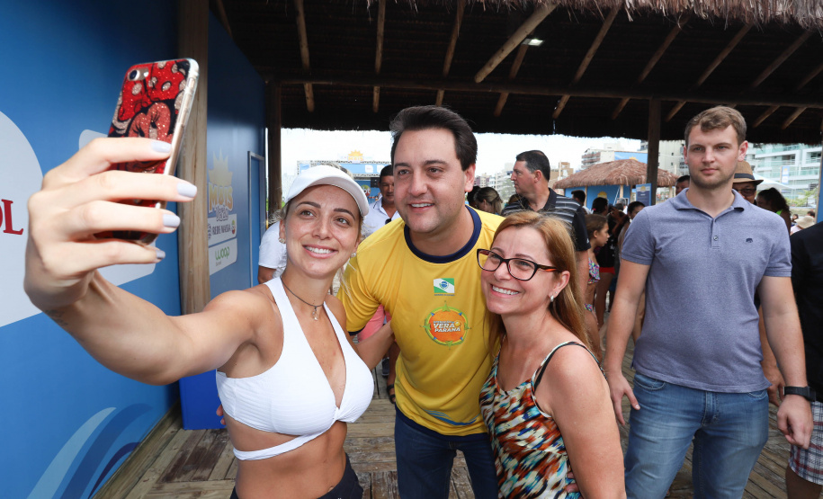 O governador Carlos Massa Ratinho Junior, caminhou na Orla de Matinhos e participou do lançamento das atividades esportivas na Operação Verão Paraná, com o Jogo dos Atletas, na arena multiuso. Foto: Rodrigo Felix Leal/ANPR